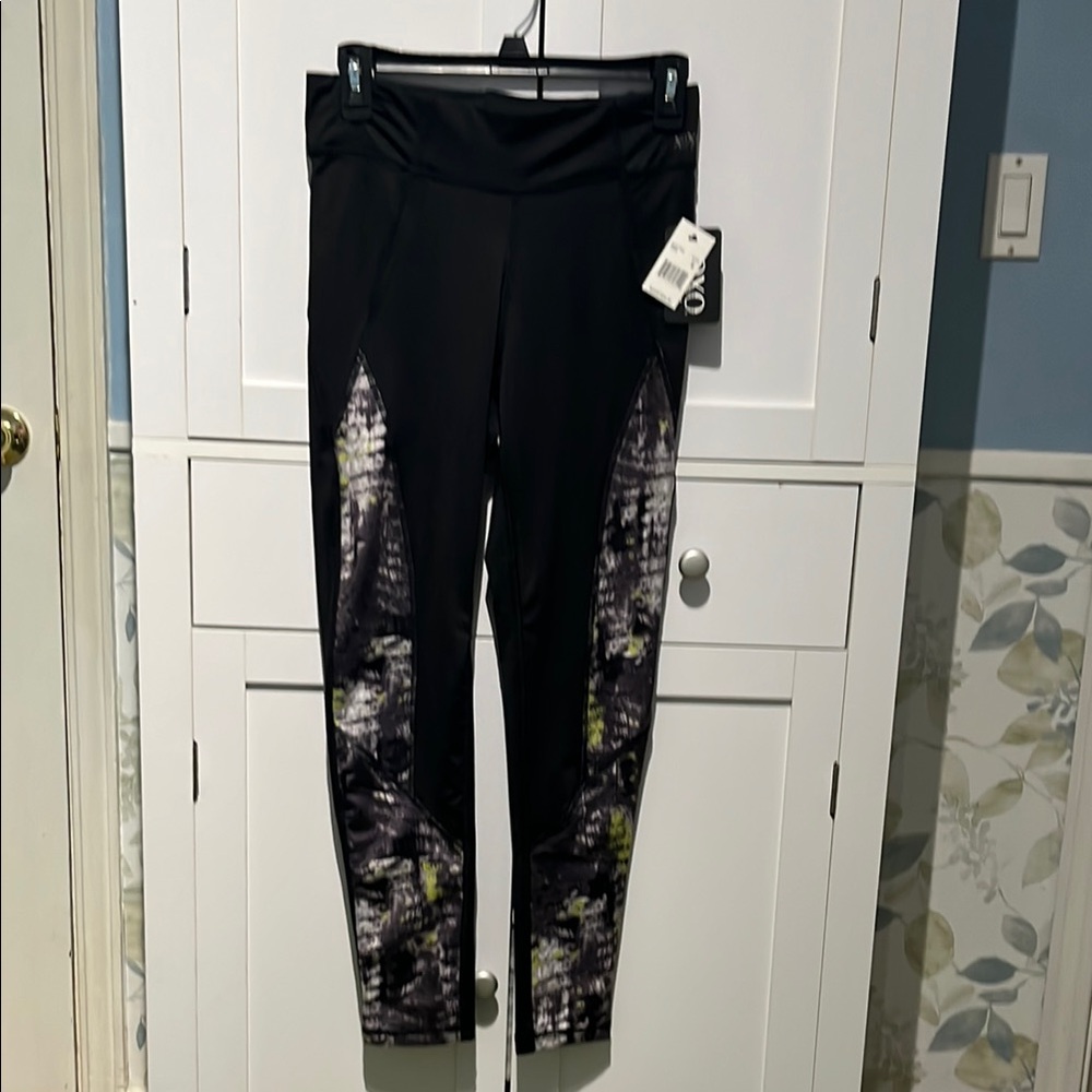 NWT XOXO Black and Gray Patterned Leggings. Size M.